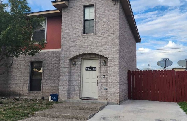 This cozy townhome is close to all amenities Del Rio has to offer!