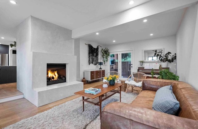 This house is a 4 bedroom(s), 3 bathrooms, located in Santa Rosa, CA.