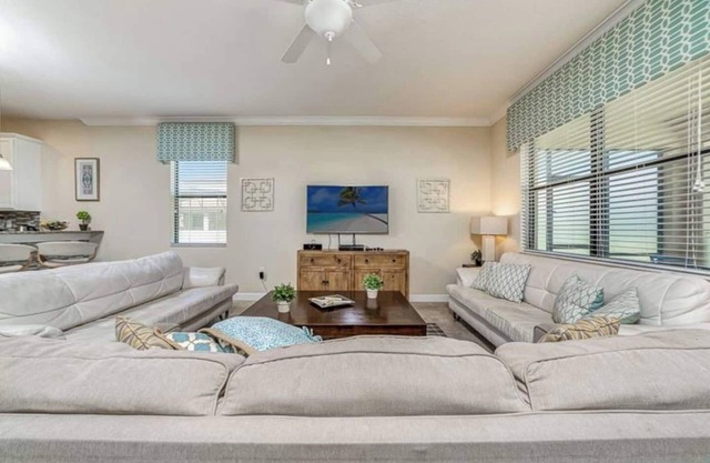 This house is a 8 bedroom(s), 5 bathrooms, located in Davenport, FL.