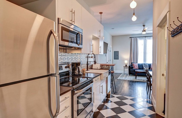 This inviting 2BDR, 1 Bath studio second-floor apartment sleeps up to 6 guests