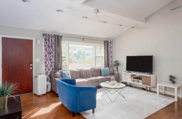 This is a recently upgraded 4 bedroom, 2 bath house right in the heart of Pacific Beach