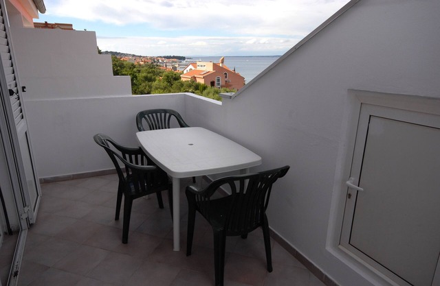 Three bedroom apartment with balcony and sea view Kali, Ugljan (A-14083-d)