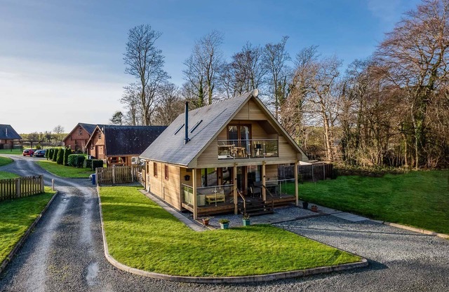 Three Bedroom Lodge with Hot Tub and Log Fire | Maes-Artro-Lodge