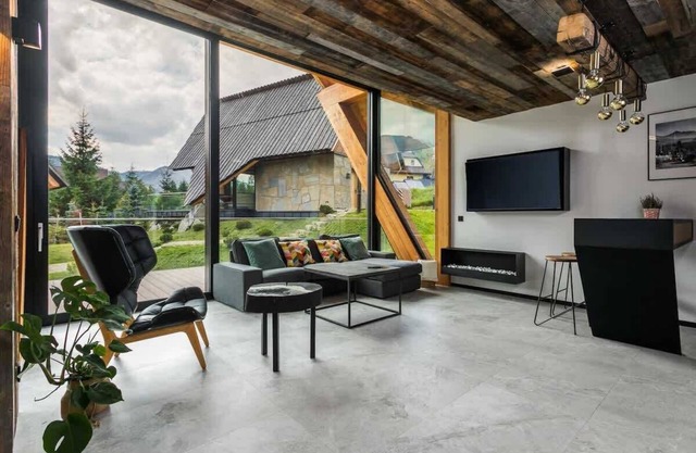 Three-Bedroom Villa with jacuzzi C