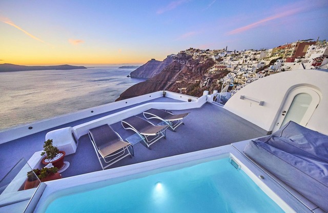 Three bedroom villa with Caldera view and heated Jacuzzi pool