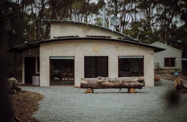 Three Little Pigs Escape - Main House + Cabin