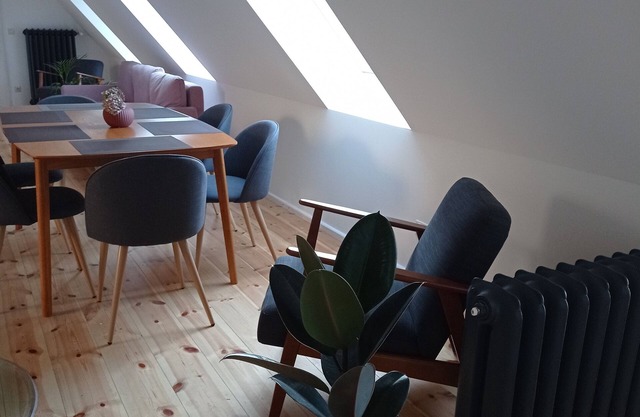 Three-sided courtyard étable