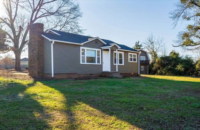 Tiger's Refuge sleeps up to 18. 10 minutes to Clemson University