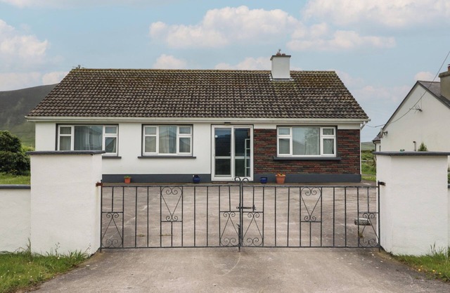 TIGH BHRID, family friendly, with open fire in Ventry, County Kerry