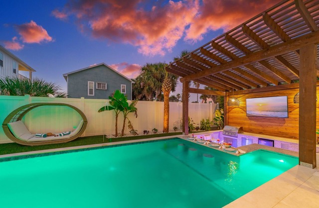 Tiki on 12 Rooftop | Ocean | Pool | HotTub | Elevator