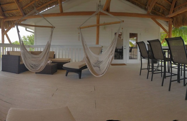 Tiki Penthouse overlooking tropical garden! Relax without the Boca Grande prices