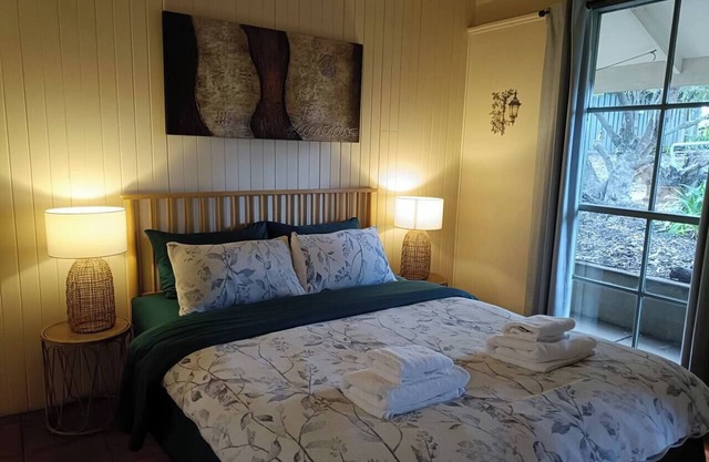 TimberLoo Cottage 4 (1 Queen Bed) SPA & Wood Stove