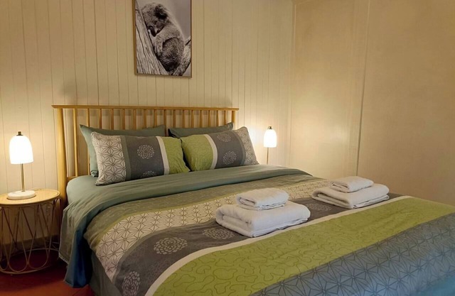 TimberLoo Cottage 5 (1 Queen Bed) SPA & Wood Stove