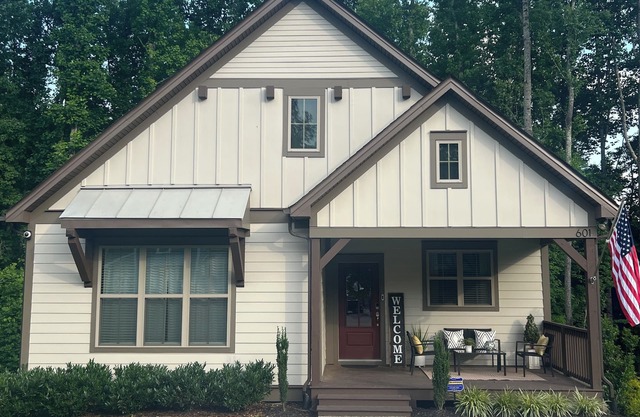 Tims Ford Lake Home! Walk to marina/dinner, pool table, firepit, 2 kings + bunks