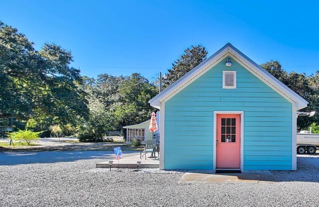 Tiny cottage with King bed, kitchen, dog friendly