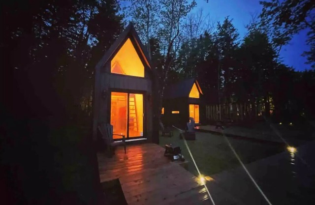 “Tiny Four” (Private Hot Tub)