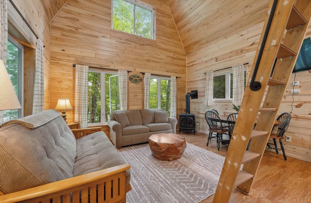 Tiny house with sleeping loft, full kitchen and 3/4 Bathroom with Sauna! - Pet Friendly!