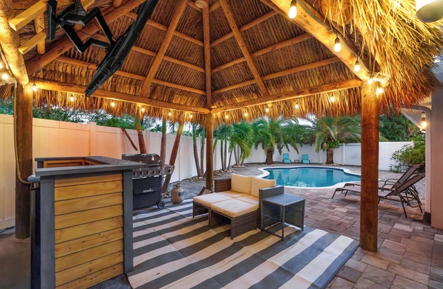 Tiny Pad 1Ml to Beach + FREE Heated Pool