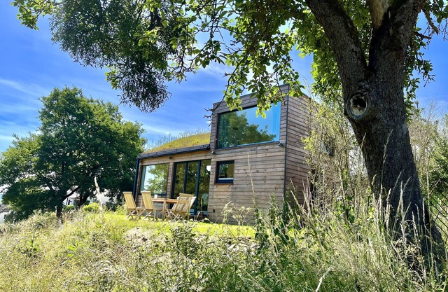 Tinyhouse Minimalus mit Panorama Schlafloft im Grünen mit Outdoordusche