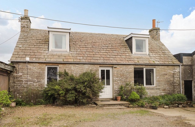 TOFTINGALL FARM COTTAGE, pet friendly, with a garden in Watten