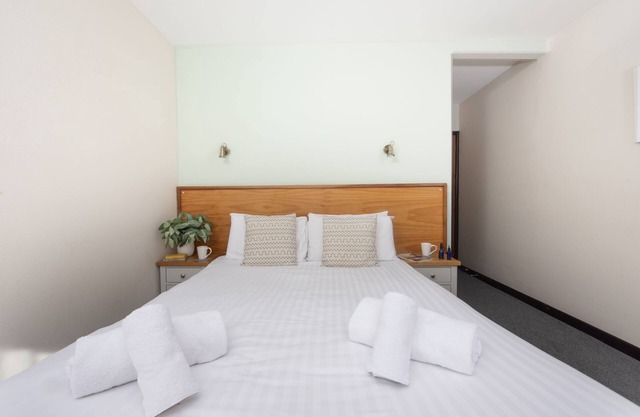 Tolgus King Room - 18 - a hotel room that sleeps 2 guests in 1 bedroom