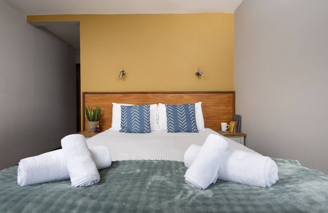 Tolgus King Room - hotel room sleeping 2 with free wifi and parking