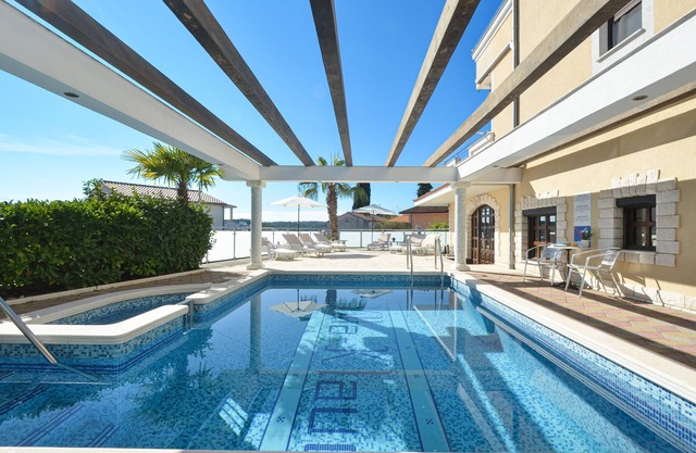 TOP apartment for 2-4 people, pool, great sea view, ideal location