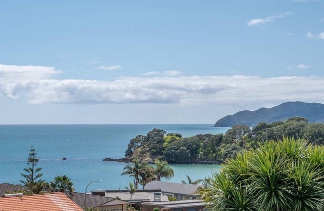 Top Apartment with Sea Views & Beach Access