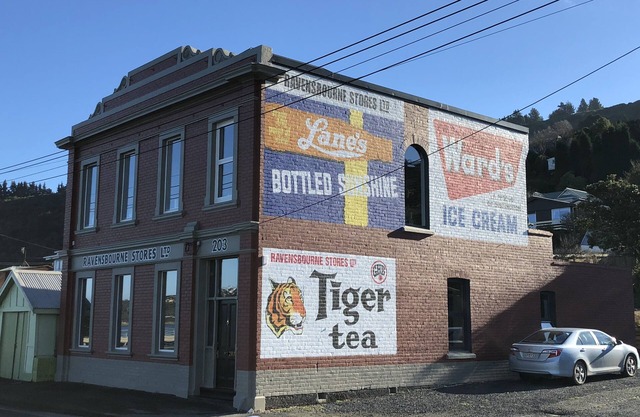 Top floor 3 bed apartment in the iconic Tiger Tea Building (FREE Netflix)