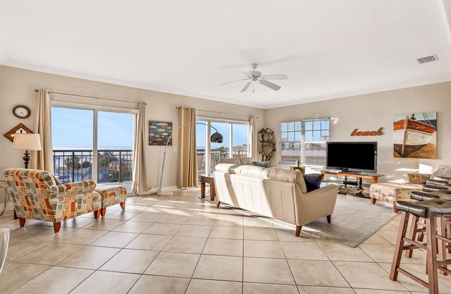 Top floor condo near the beach with pool, hot tub, washer/dryer