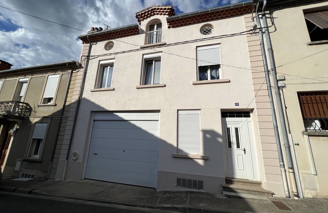 Top floor townhouse with hot tub