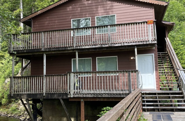 Top floor unit conveniently located in downtown Ketchikan! [Ask for Rental Car]