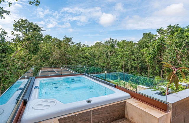 Top level apartment with jacuzzi, shared pool, gym, & tennis courts