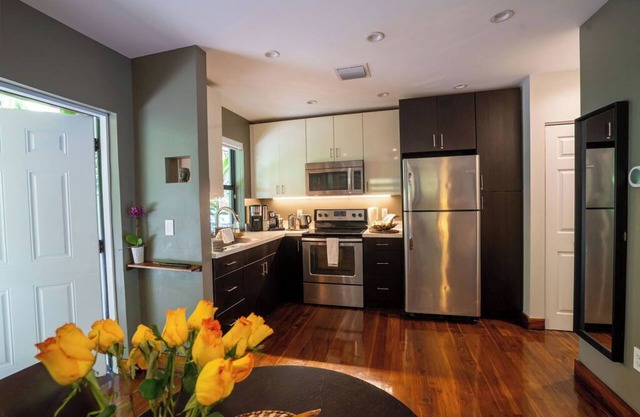 Top-Rated Luxury Oasis! Coconut Grove Cottage, Garden, Walk to Bay. Free Parking