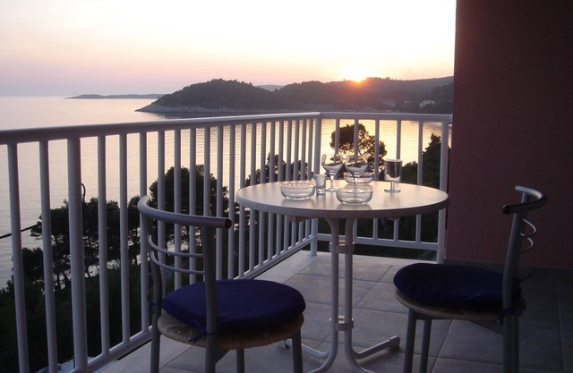 Top studio for 2-3 people, directly on the sea, boat mooring, bike hit!