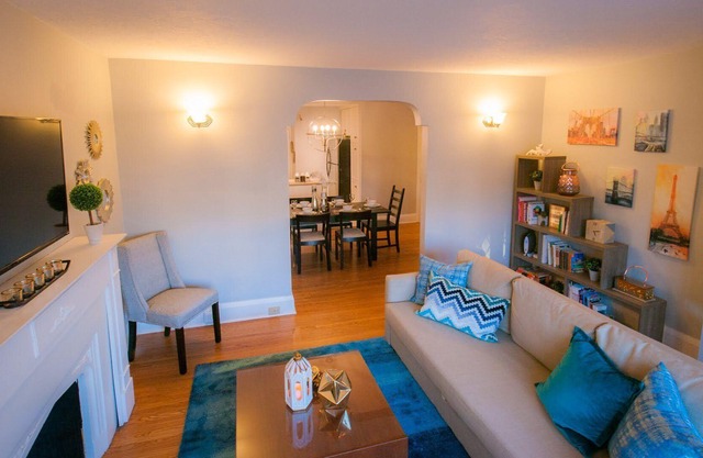 Toronto Midtown Cozy - Sleeps 6 with private parking