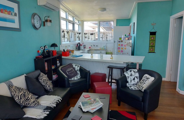 Torquay cute cosy retro 2bRoom holiday unit near beaches, and pets welcome.