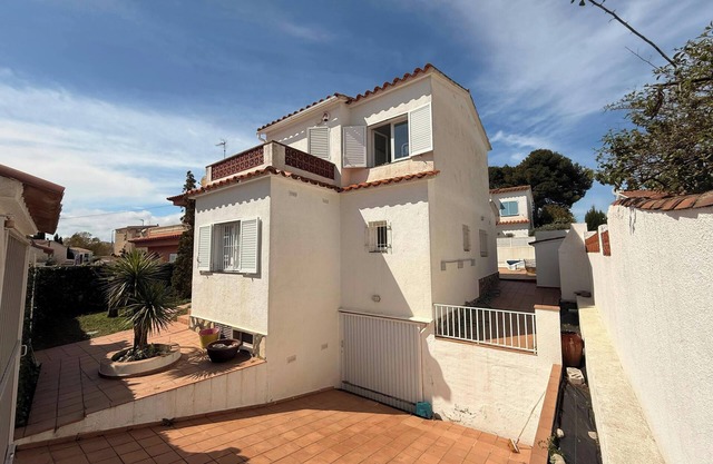 Town villa 8p private pool 350m beach