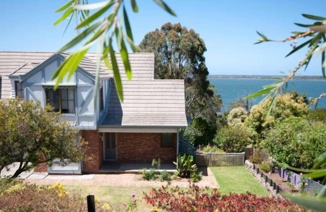 Townhouse in Metung - Walk to Hot Springs, Village and Country Club