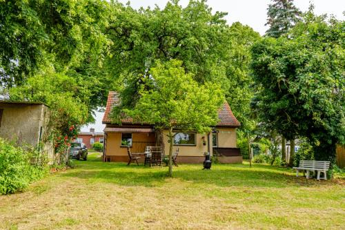 Träumen unter Bäumen - Omas lütte Obstbutze am See