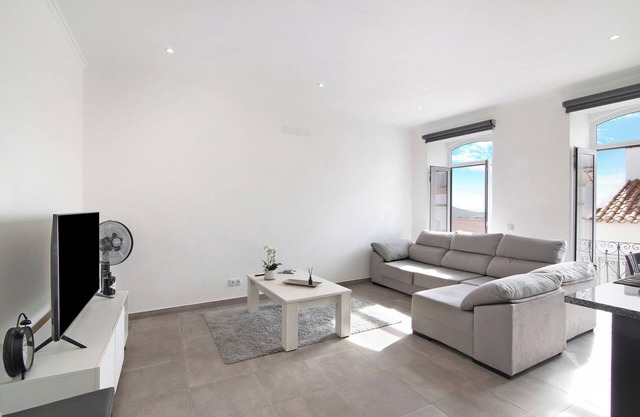 "Traditional 3 Bedroom Apartment" with Mountain View, Terrace & Wi-Fi