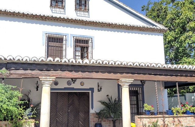 TRADITIONAL ARCHITECTURE COUNTRY HOUSE