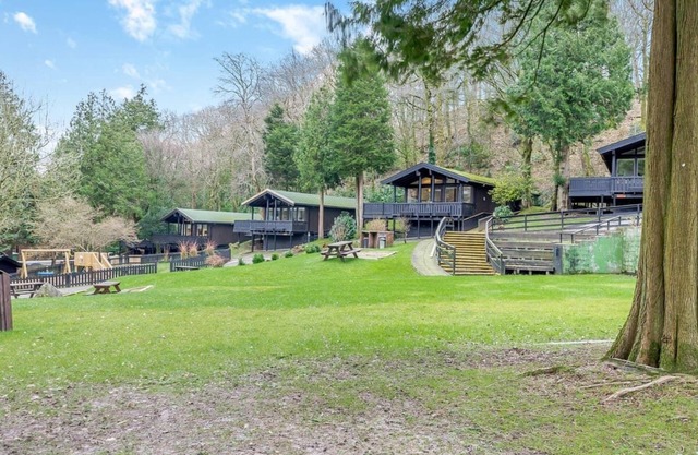 Traditional lodge with one double and one twin.