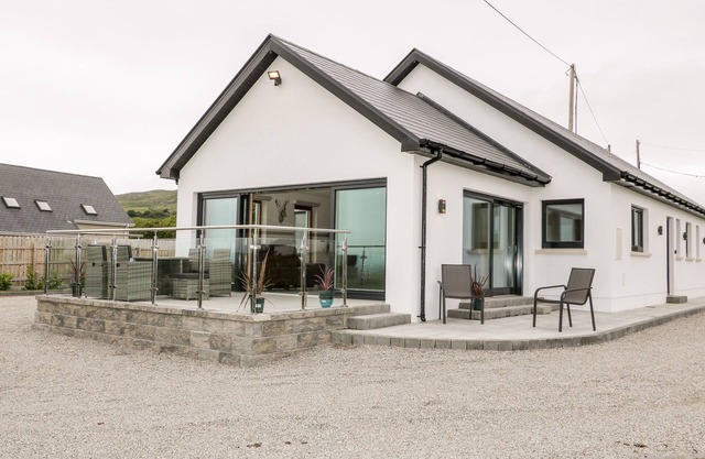 TRAEANNAGH BAY HOUSE, pet friendly in Dungloe, County Donegal