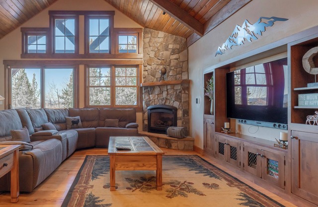 Trailside Lodge: Indoor Putting Green, Hot Tub, Ski, Fish, Bike, & Golf
