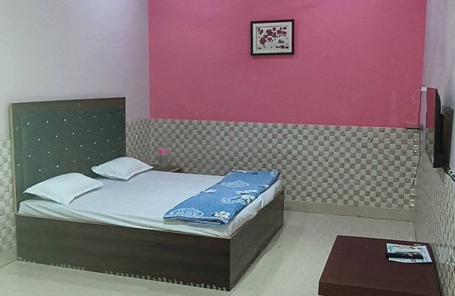 Tranquil 2-bedroom house in charming Mathura with AC