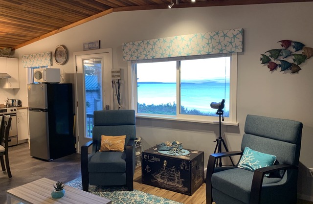 Tranquil Cottage in Bowser. Beautiful ocean views.