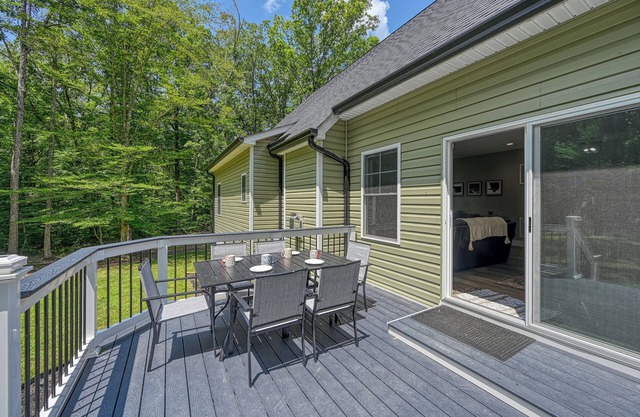 Tranquil craftsman hideaway on 2 secluded acres