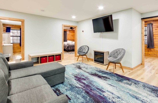 Tranquil Creekside Hideout: Families Welcome!