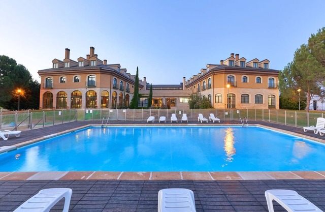 Tranquil Family Room Near Downtown Ávila – 3 Miles Away